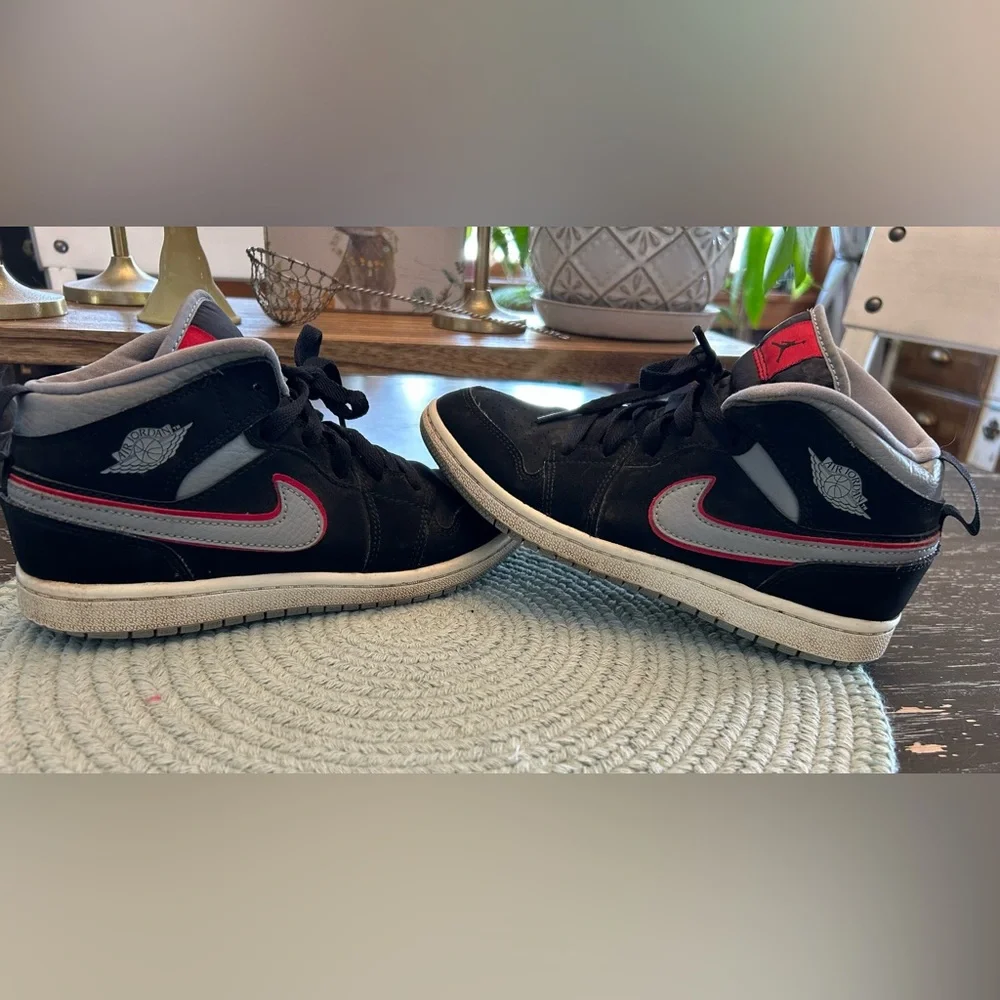 Big Kids size 3 Nike Air Jordan shoes. - Picture 2 of 9
